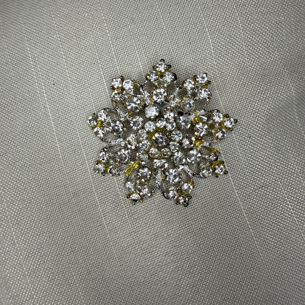 Vintage-inspired clear rhinestone snowflake-shaped brooch. ❄️
